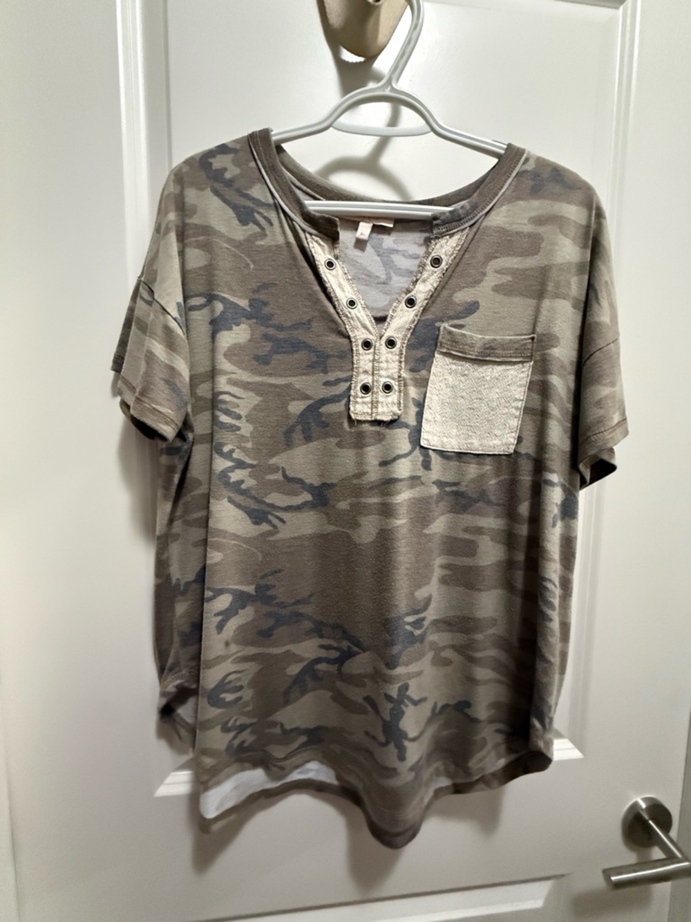 Casual Camo Henley Pocket Tee - Taupe/Gray